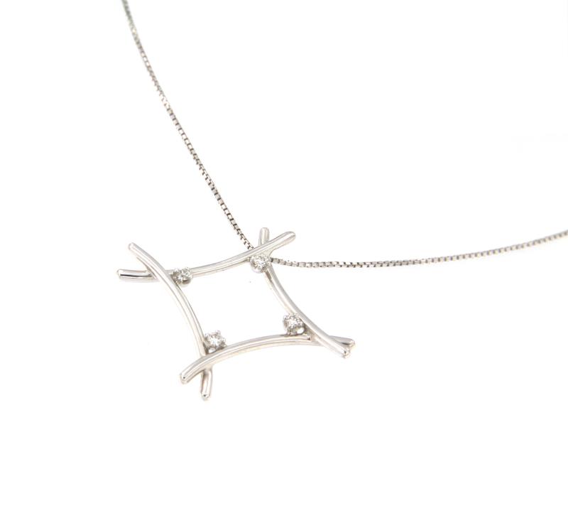 Dini - girocollo oro bianco 750/1000  maglia rollò - diamanti  0.16 ct  totali, colore g, si - ciondolo a rombo, misura  42c m 